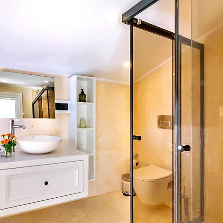 Luxury In Kalamar Bay - Walking Distance To The