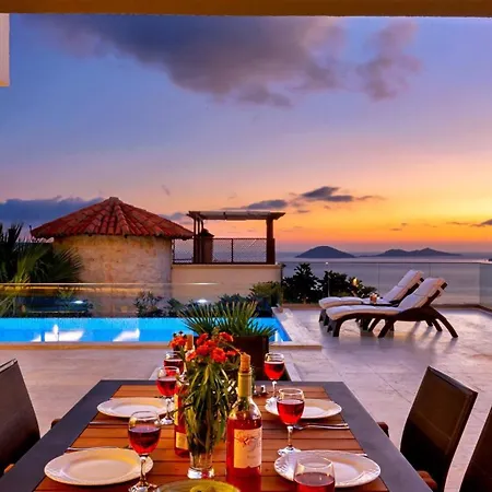 Luxury In Kalamar Bay - Walking Distance To The