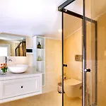 Luxury In Kalamar Bay - Walking Distance To The