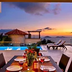 Luxury In Kalamar Bay - Walking Distance To The