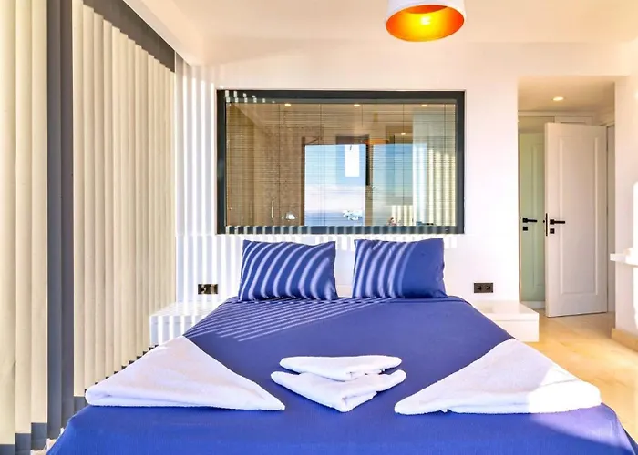 Luxury In Kalamar Bay - Walking Distance To The